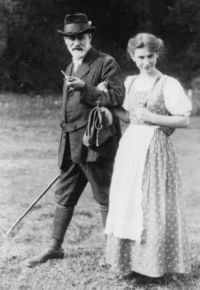 Anna Freud et son père 1913